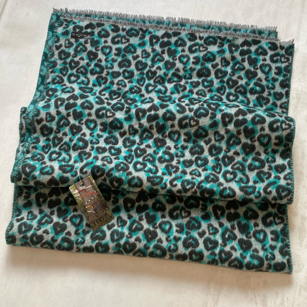 V. Fraas Eco Cashmink Scarf Green/Black Heart Print NWOT